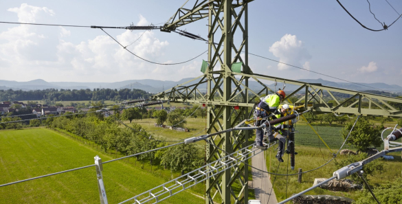 Arbeiter auf Strommast