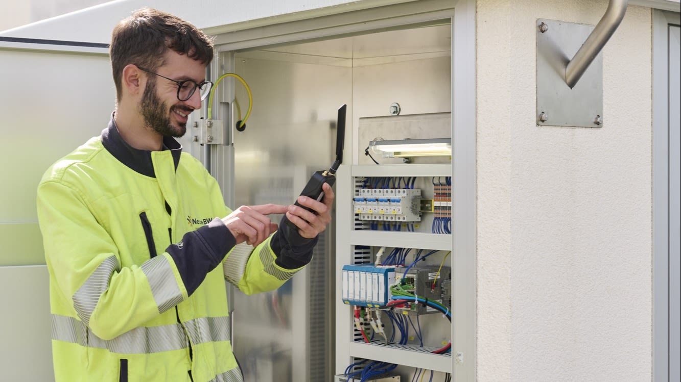 Ein Netze BW Mitarbeiter steht vor einer Netzstation und nutzt den PegelMeter zur Fehlerursache.