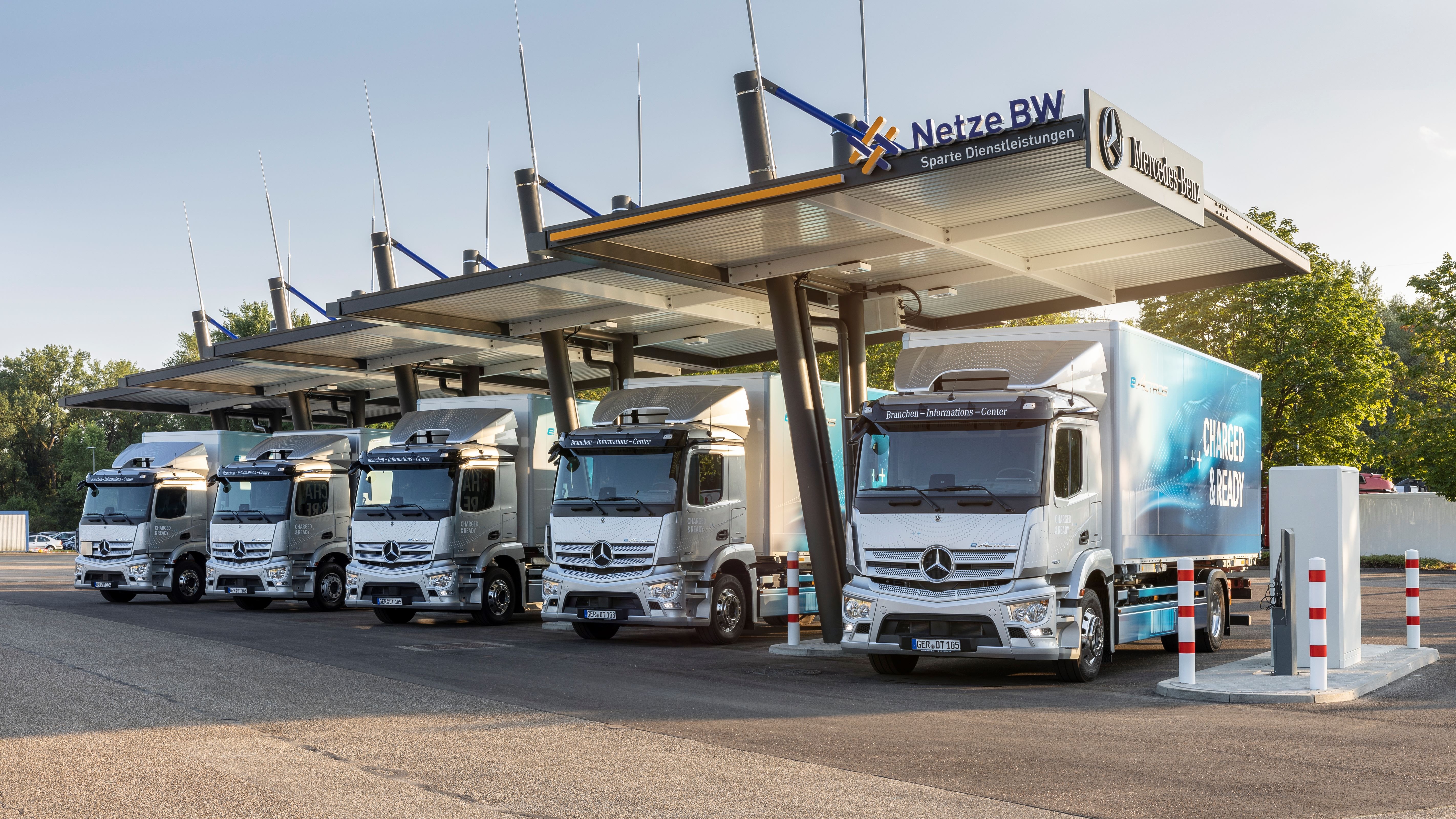 Einfacher Einstieg in die E-Mobilität: Mercedes-Benz Trucks und  Dienstleistungsbereich der Netze BW eröffnen Ladepark für Kunden in Wörth