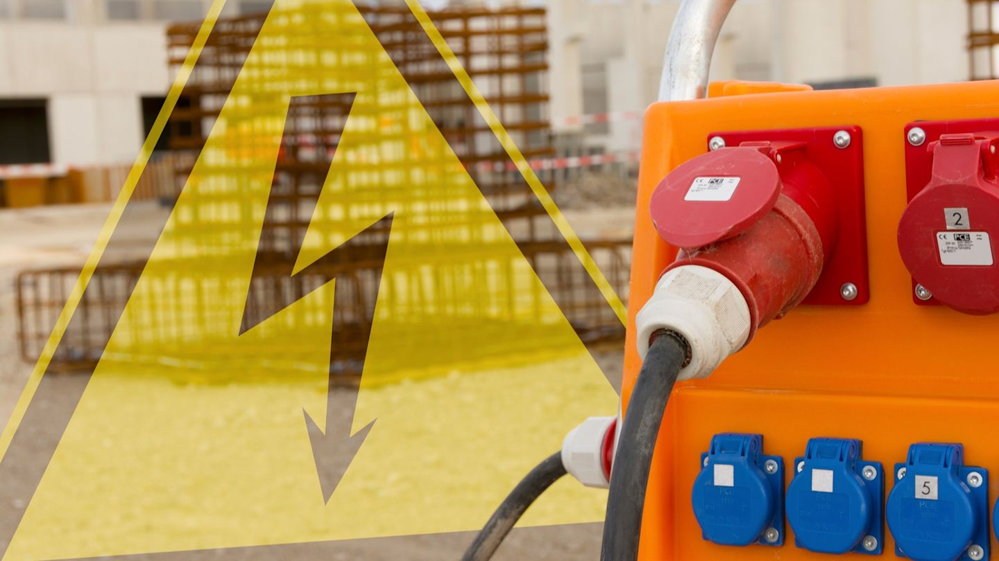 Stromverteilerkasten auf Baustelle, Gefahr Stromschlag.