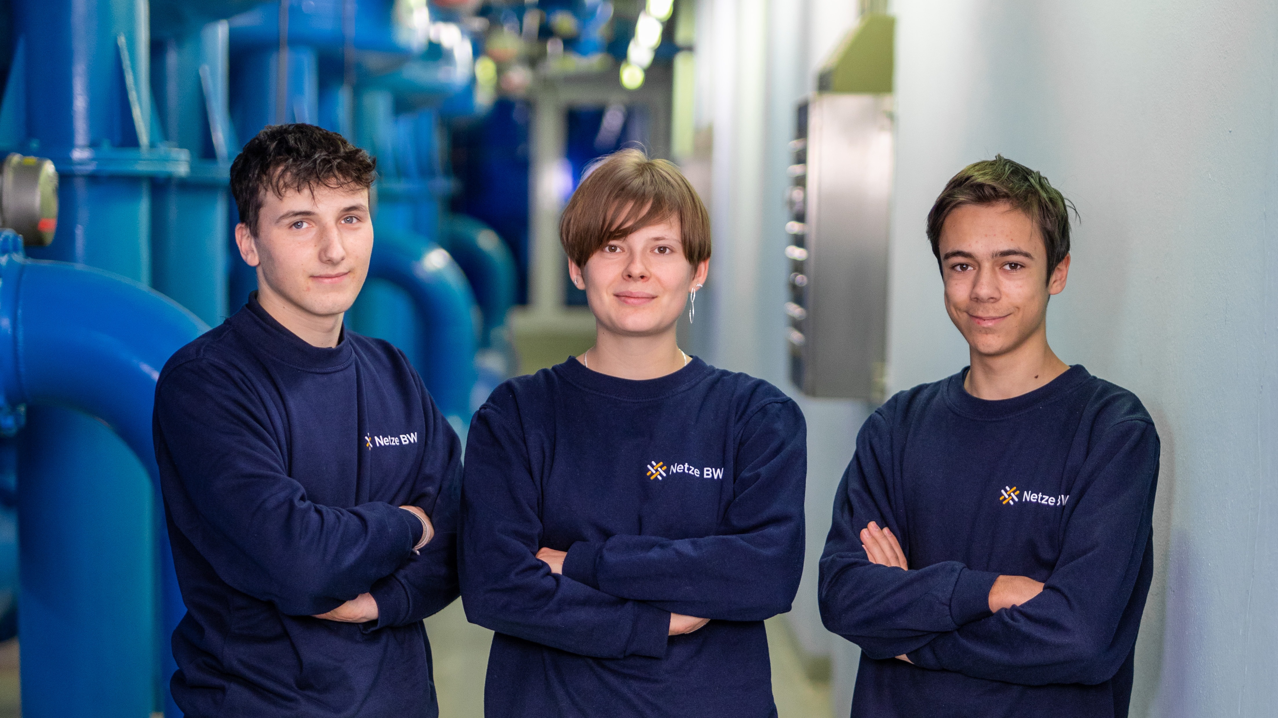 Drei Auszubildende der Netze BW Wasser GmbH stehen im Filterraum im Wasserwerk Münster.