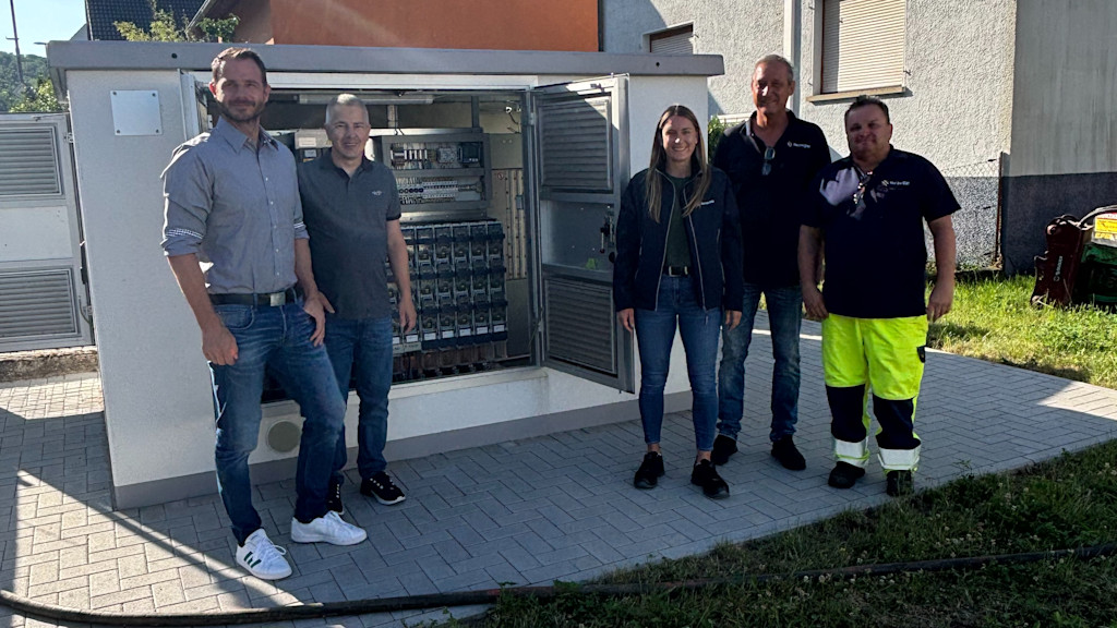 Bürgermeister Thomas Maag, Amtsleiter Marco Naß, Regionalmanagerin Any Schlatterer, Baukoordinator Reiner Eisenmann und Elektromonteur André Schuster stehen gemeinsam vor der neuen Umspannstation der Netze BW.