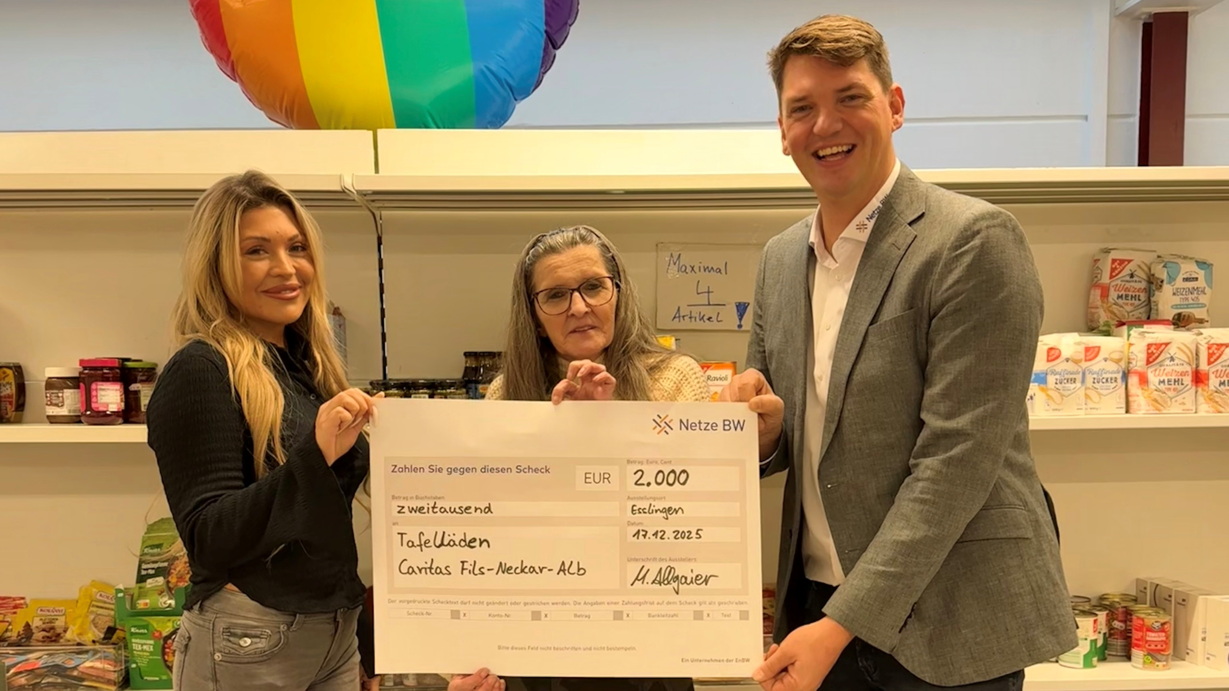 v.r.n.l: Armina Kovacevic, Leiterin der fünf Tafeln der Caritas Fils-Neckar-Alb; Roswita Marin, stv. Marktleitung Tafelladen Esslingen und Mischa Allgaier, Netze BW Kommunalberater.