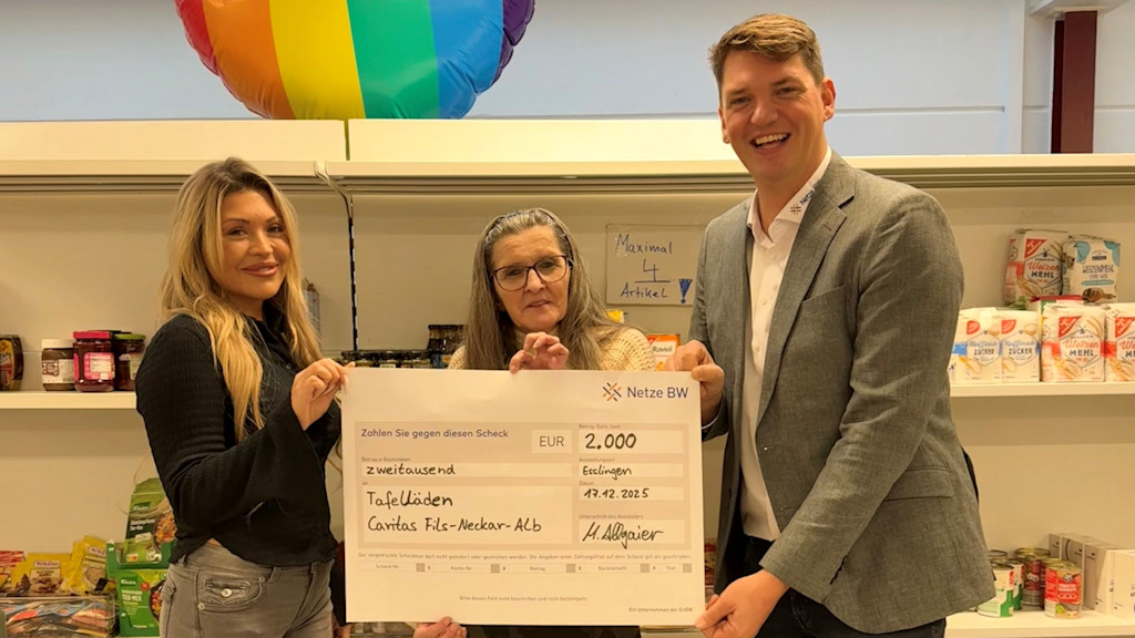 v.r.n.l: Armina Kovacevic, Leiterin der fünf Tafeln der Caritas Fils-Neckar-Alb; Roswita Marin, stv. Marktleitung Tafelladen Esslingen und Mischa Allgaier, Netze BW Kommunalberater.