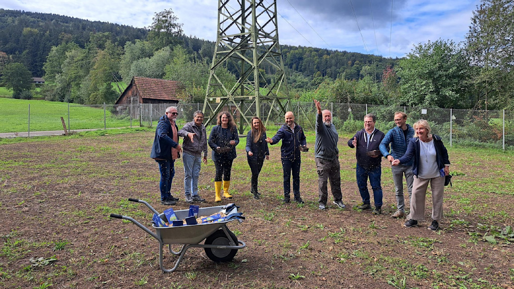 Neun Personen erteilen Startschuss für die Flächenumwandlung von rund 1.150 Quadratmetern bisher ungenutzter Freiflächen auf dem Gelände des Umspannwerks Lorch-Waldhausen.