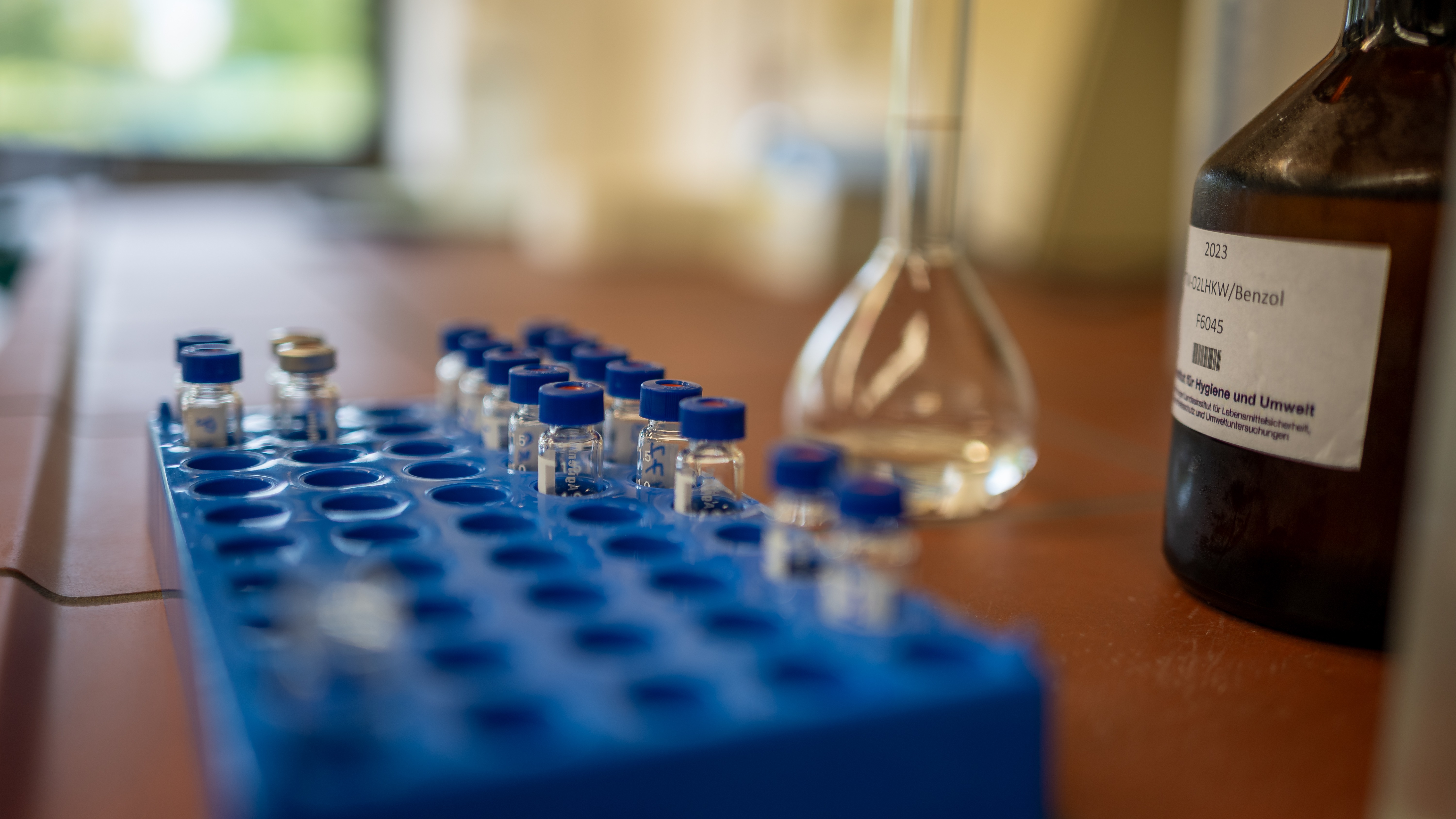 Gläser innerhalb einer blauen plastikbox