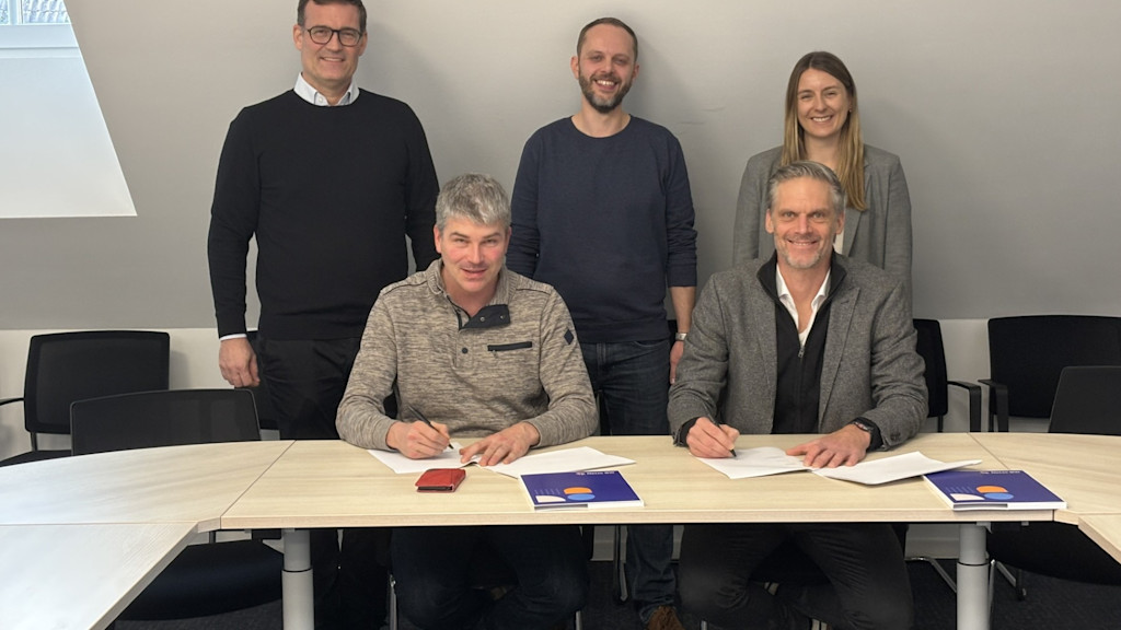 Unterzeichnung des neuen Stromkonzessionsvertrags in Wiernsheim: vorne (v. l. n. r.): Bürgermeister Matthias Enz und Jens Gehrt, Leiter Regionalmanagement bei Netze BW. Hinten (v. l. n. r.): Kommunalberater Tino Stutz, Kämmerer Florian Wessinger und Regionalmanagerin Verteilnetze Any Schlatterer.