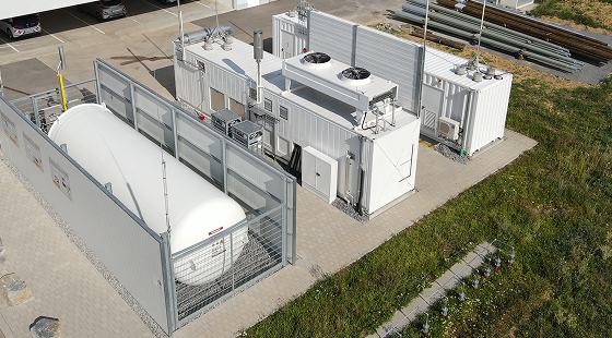 Anlagentechnik auf dem Gelände unserer Liegenschaft in Öhringen: links der Wasserstoff-Reservespeicher, in der Mitte ein Container mit dem Elektrolyseur und rechts der Container mit der Mischgasanlage