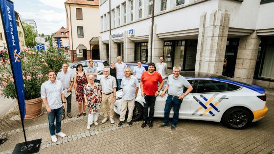 Netze BW-Projektleiter Sven Zahorka (links) und die „E-Pioniere“ schlossen gestern im Rathaus offiziell das Künzelsauer Netzlabor „Intelligentes Heimladen“ ab.