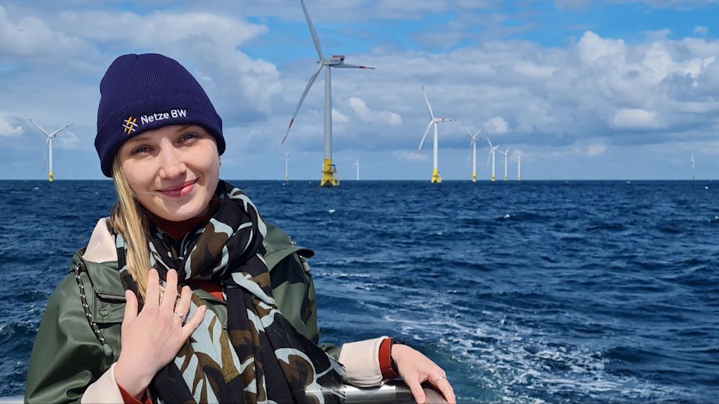Porträt von Marie Claire Thiery vor einem Offshore-Windpark - ehemalige Network²-Studentin.