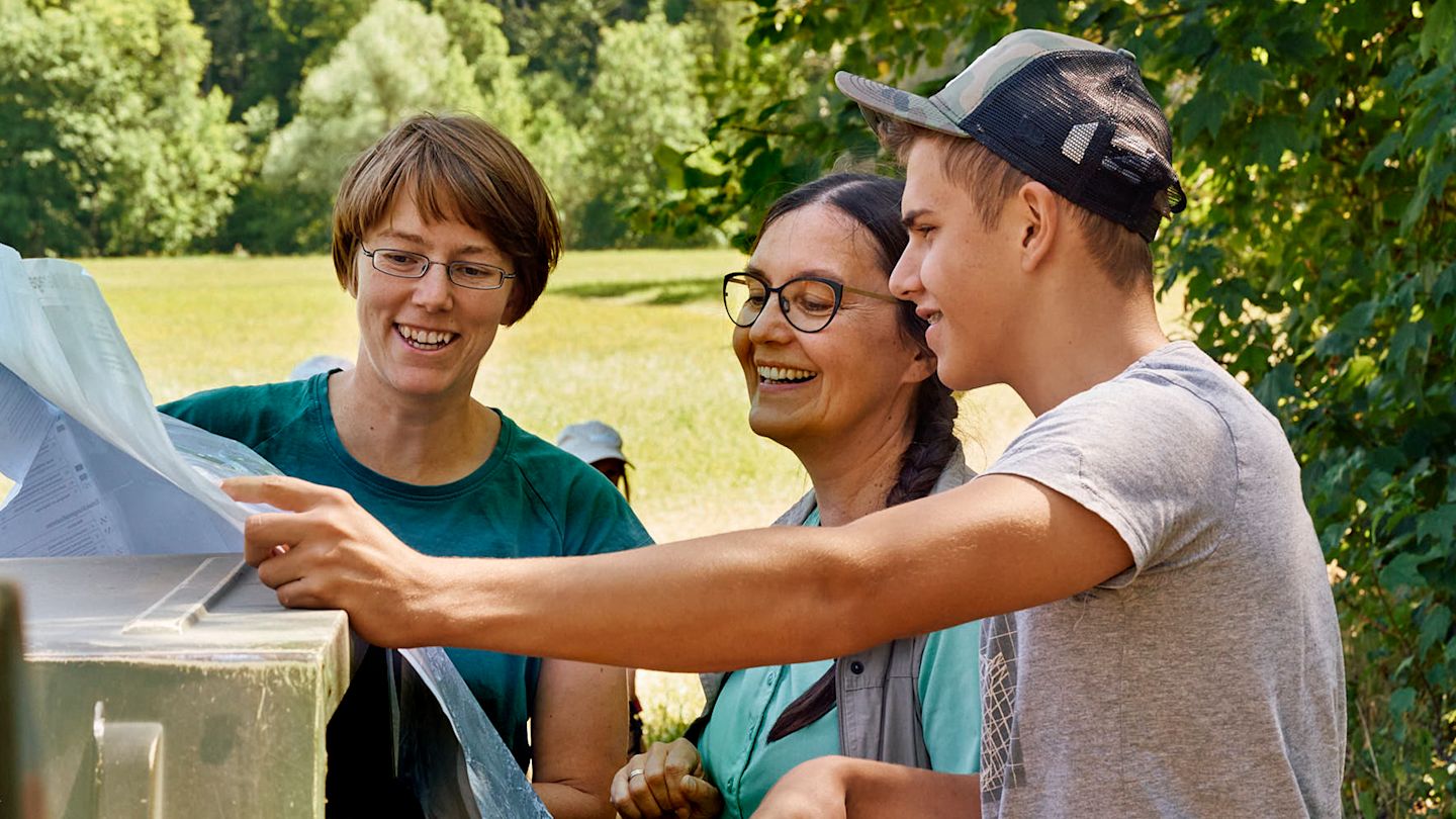 Landschaftspflegeexperten bei der Planung im Freien, Begleitbild zum Statement des Landschaftserhaltungsverbands Rottweil.