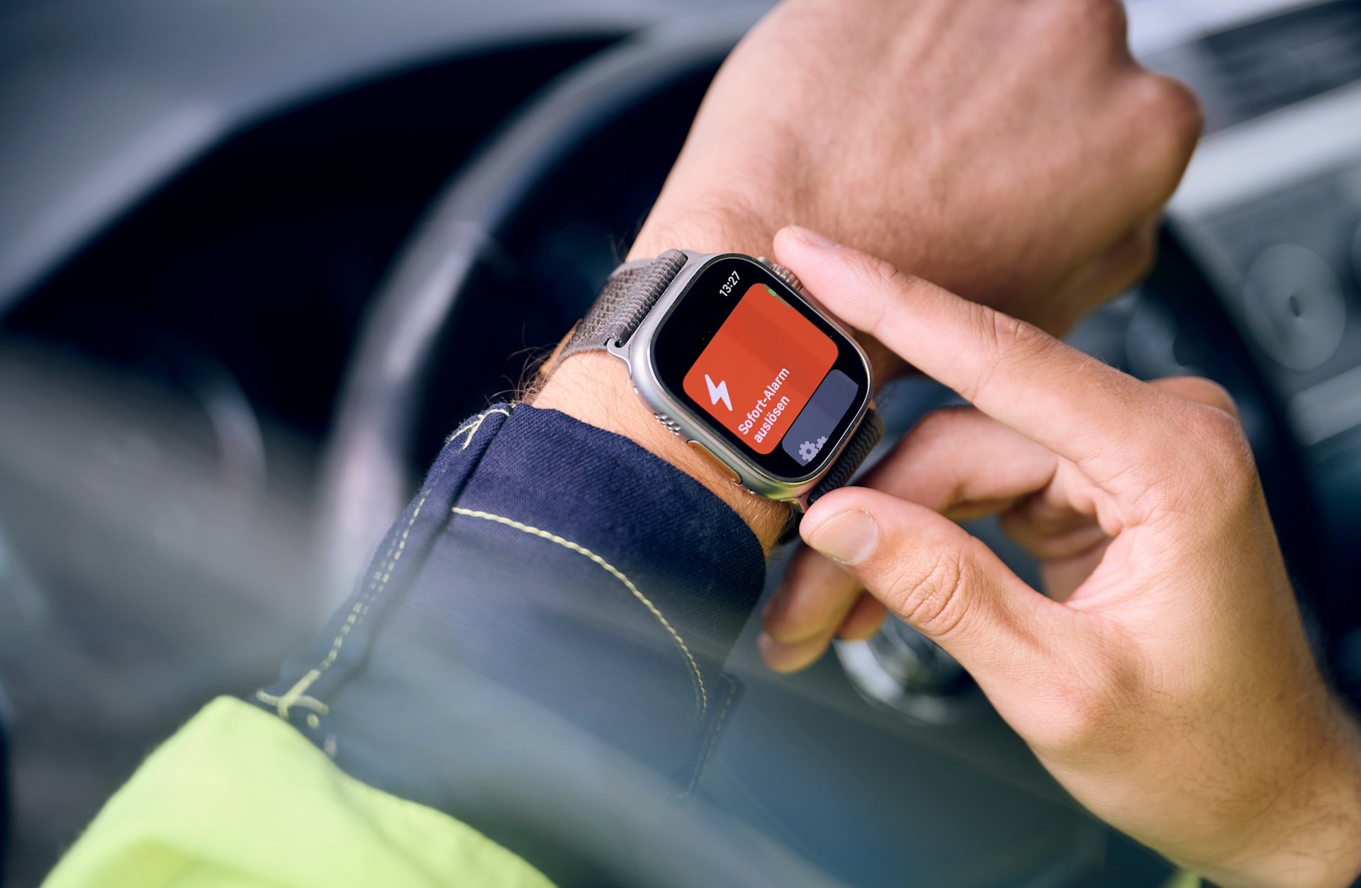 Alleinarbeitender drückt Sofort-Alarm-Funktion in NeWa-App auf Apple Watch.
