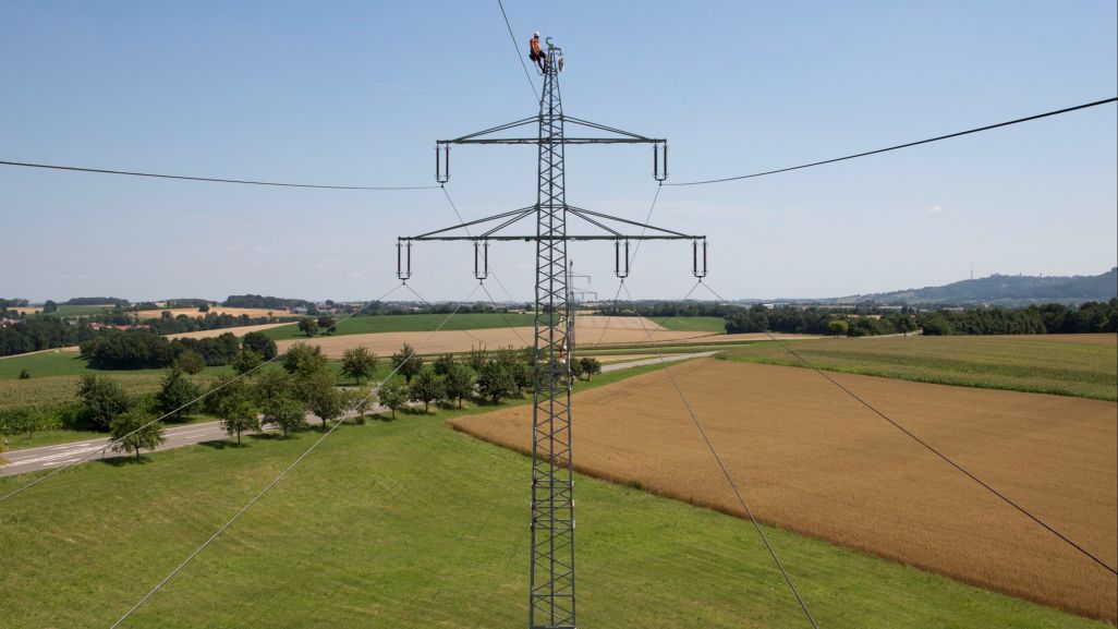 Symbolbild: Austausch des Erdseils, das an der Spitze der Strommasten verläuft (Bildquelle: Netze BW GmbH)