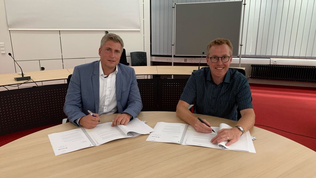Netze BW ist weiterhin für den Betrieb des Jettinger Gasnetzes zuständig: v.r.n.l. Bürgermeister Hans Michael Burkhardt und Daniel Jundt, Leiter Konzessionsmanagement der Netze BW, unterzeichnen den Konzessionsvertrag