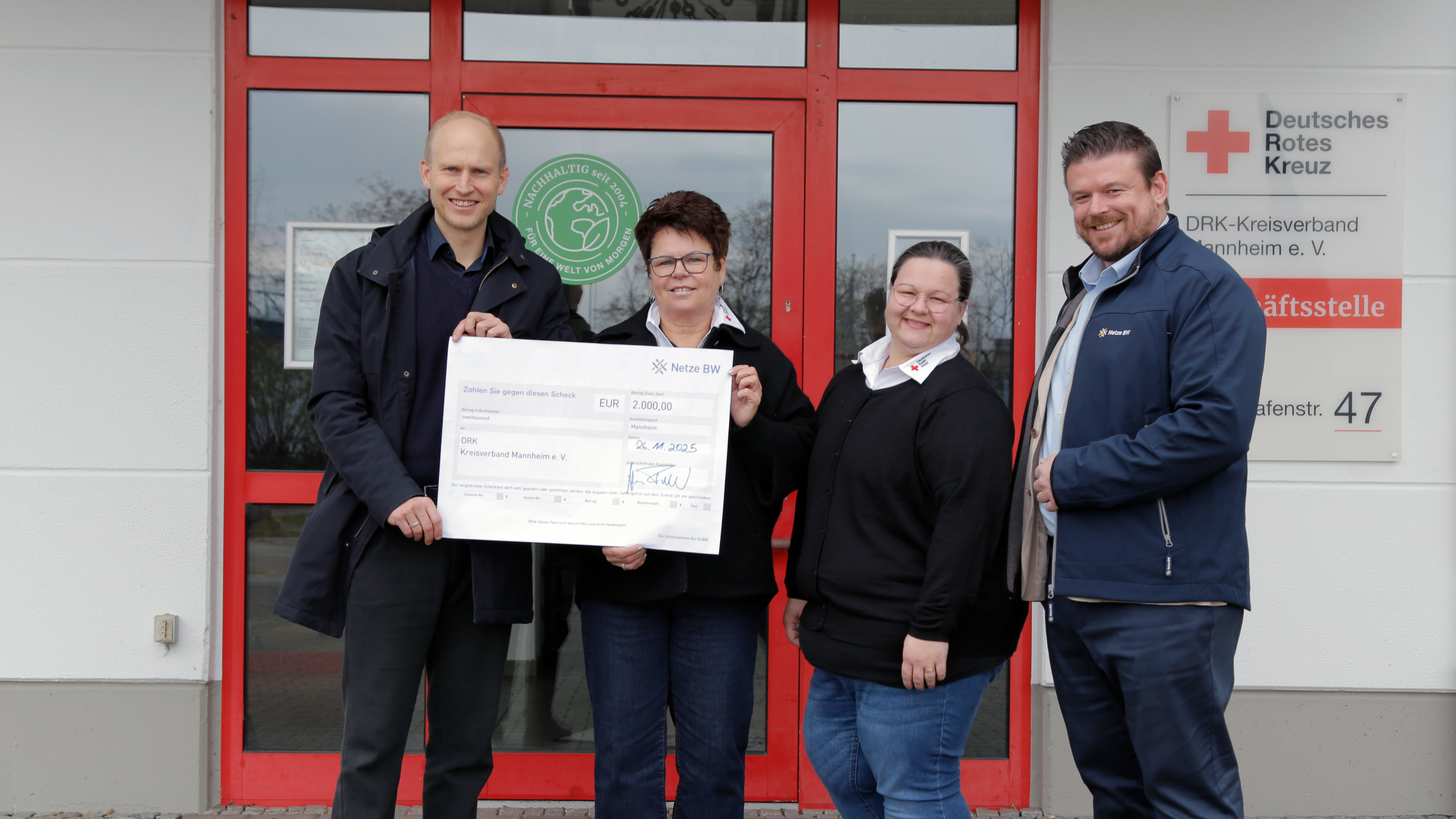 Christiane Hammoudi, Geschäftsführerin des DRK-Kreisverbands Mannheim e. V., und Sonja Wawszczak, sozialpädagogische Leitung, freuen sich über die Weihnachtsspende, die Alexander Fucker, Kommunalberater der Netze BW, im Namen des Unternehmens überreicht.