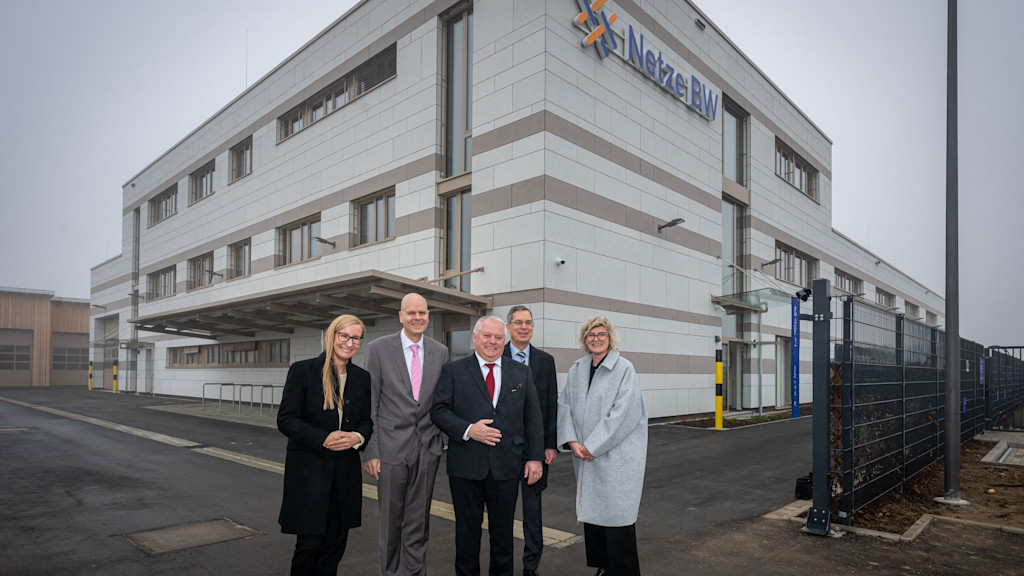 Beim Rundgang (v.l.n.r.): Tina Argento (Ltr. RZ Baden), Jürgen Louis (BM Rheinhausen), Bodo Moray (GF Netze BW), Hanno Hurth (Landrat Kr. Emmendingen) & Stefanie von Andrian-Werburg (Ltr. Real Estate EnBW).