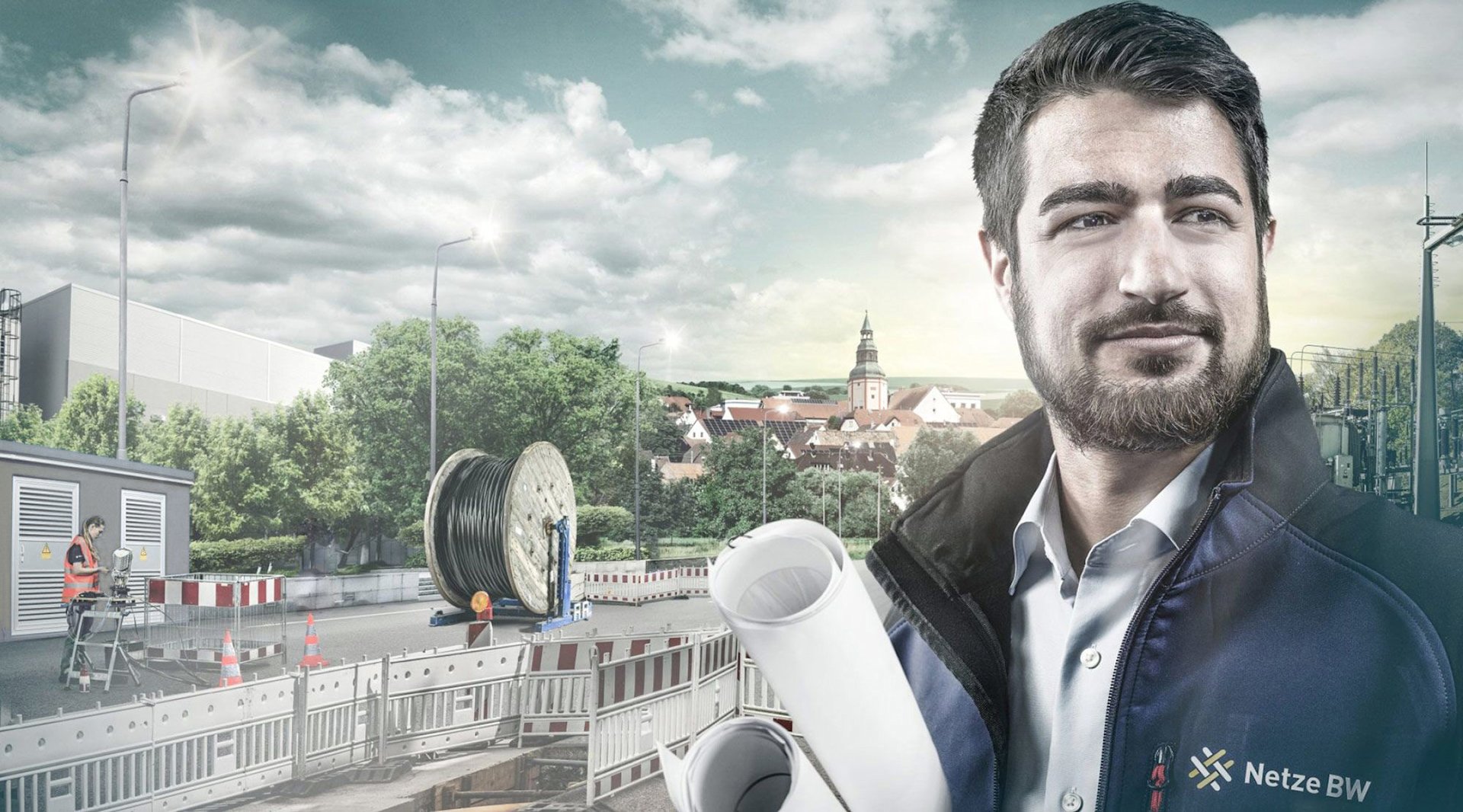 Netze-BW-Ingenieur der Sparte Dienstleistungen mit Plänen vor Baustelle.