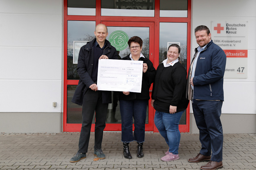 v. l. n. r.: Netze BW Kommunalberater Alexander Fucker (1. v. l.) überreicht den Spendenscheck an Geschäftsführerin Christiane Hammoudi (2. v. l.) und die sozialpädagogische Leiterin Sonja Wawszczak (3. v. l.). Mit dabei war auch Jakob Huber, Leiter des Regionalzentrums Neckar-Franken (4. v. l.).