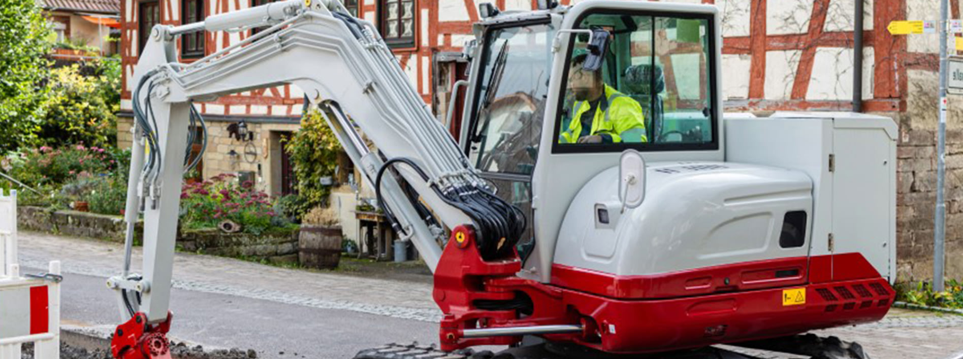 Vollelektrischer Bagger beim Grabenaushub auf der Baustelle Bönnigheim