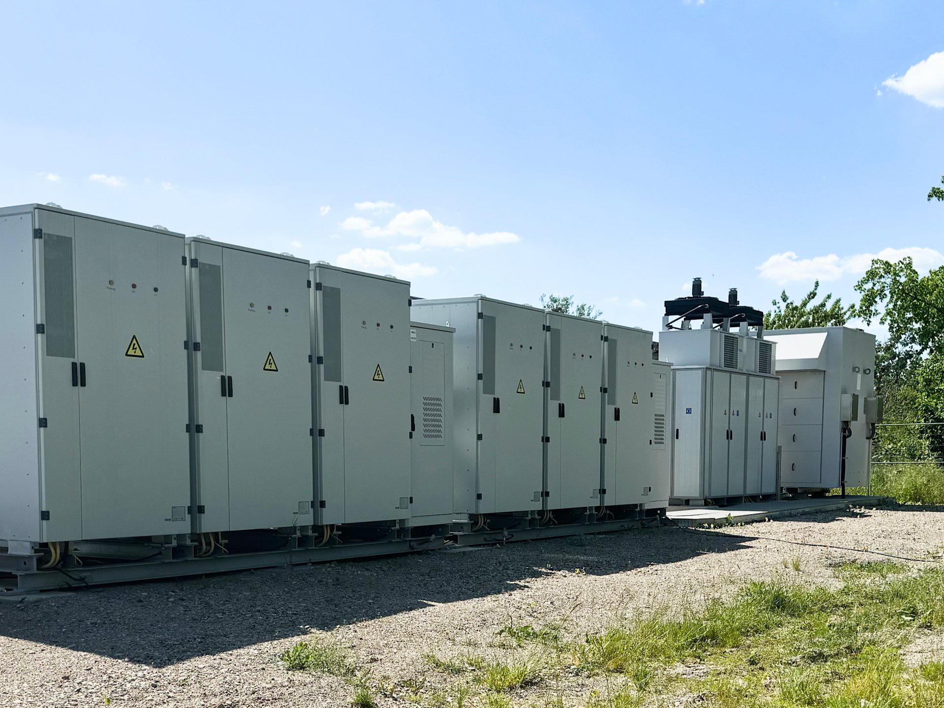 Mehrere Großspeicher, die in einer Reihe stehen