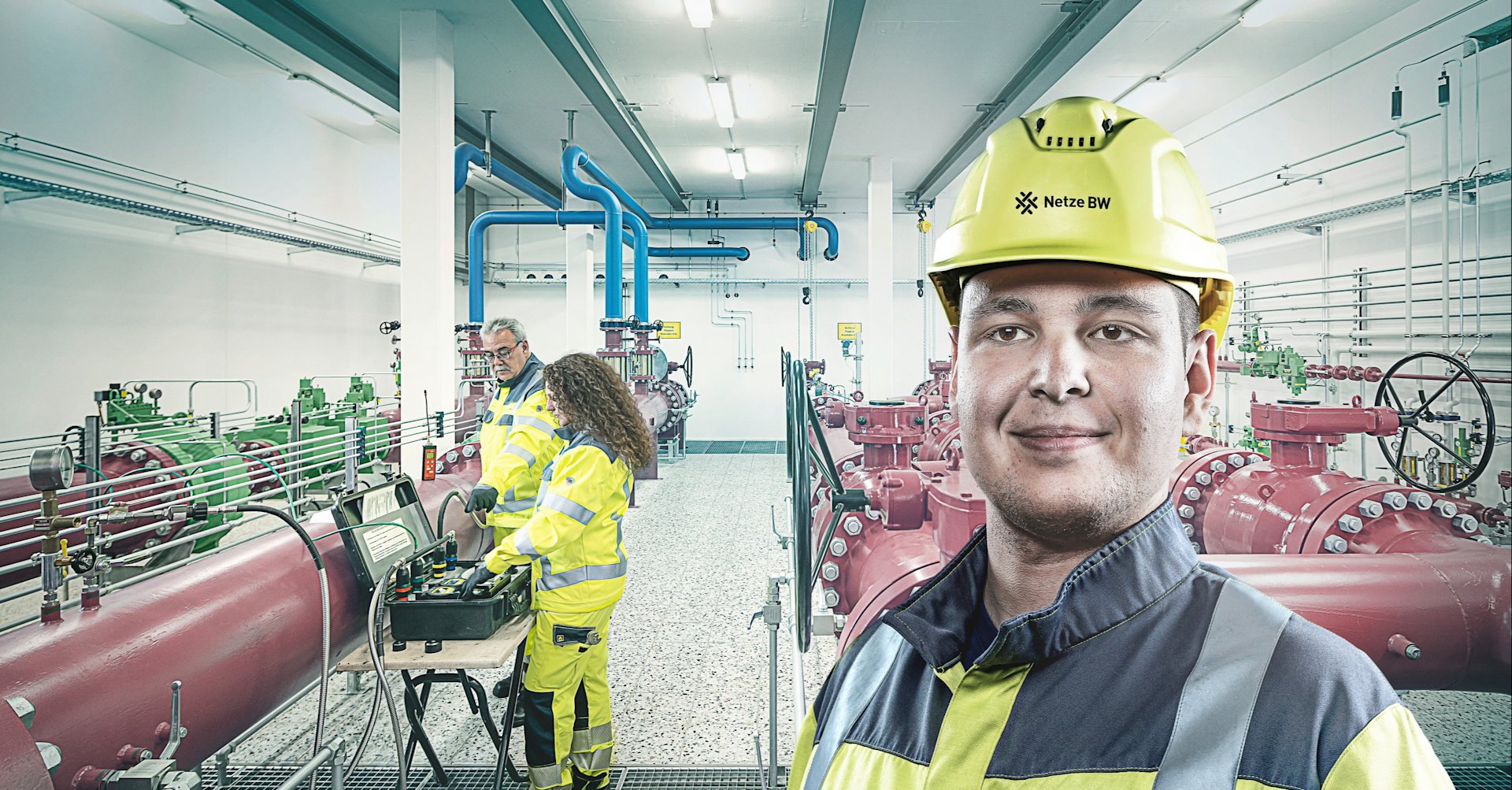 Netze-BW-Mitarbeiter in einer Gas-Hochdruckanlage.