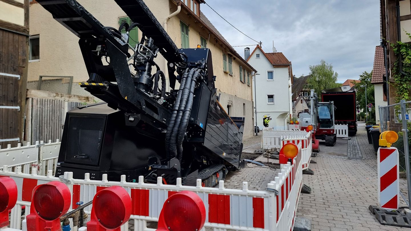 Vollelektrisches Spülbohrgerät zur unterirdischen Verlegung horizontaler Rohrleitungen ohne Grabenarbeiten