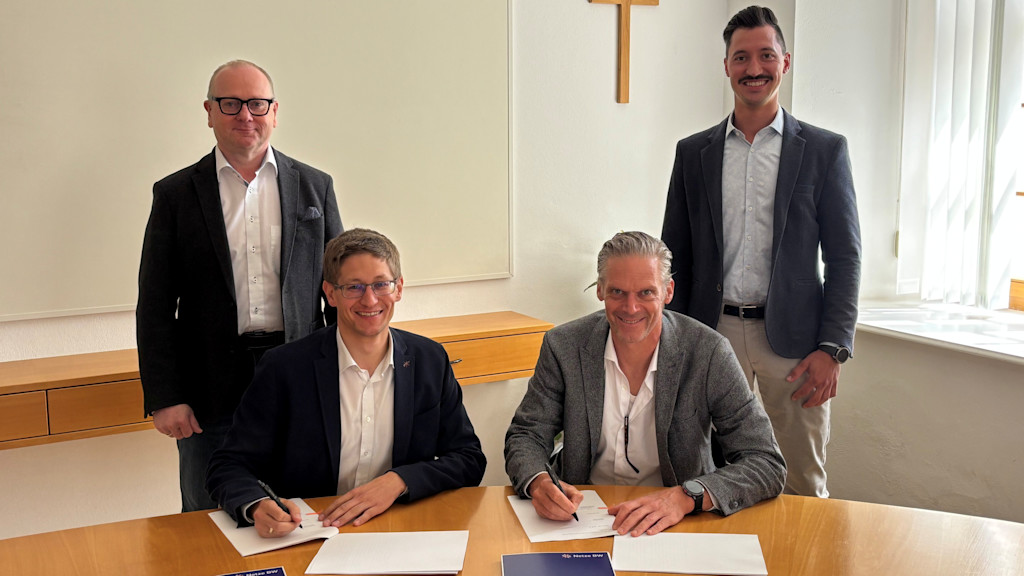 Bürgermeister Andreas Braun und Jens Gehrt, Leiter Konzessionsmanagement bei der Netze BW, stehen im Vordergrund; in der zweiten Reihe Netze BW-Regionalmanager Jürgen Müller und Kommunalberater Joachim Hepner.
