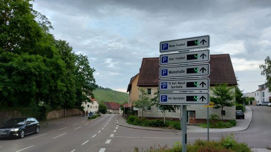 Freie Stellplätze im Blick: Neues Parkleitsystem in Kernen (Bildquelle: Netze BW GmbH)