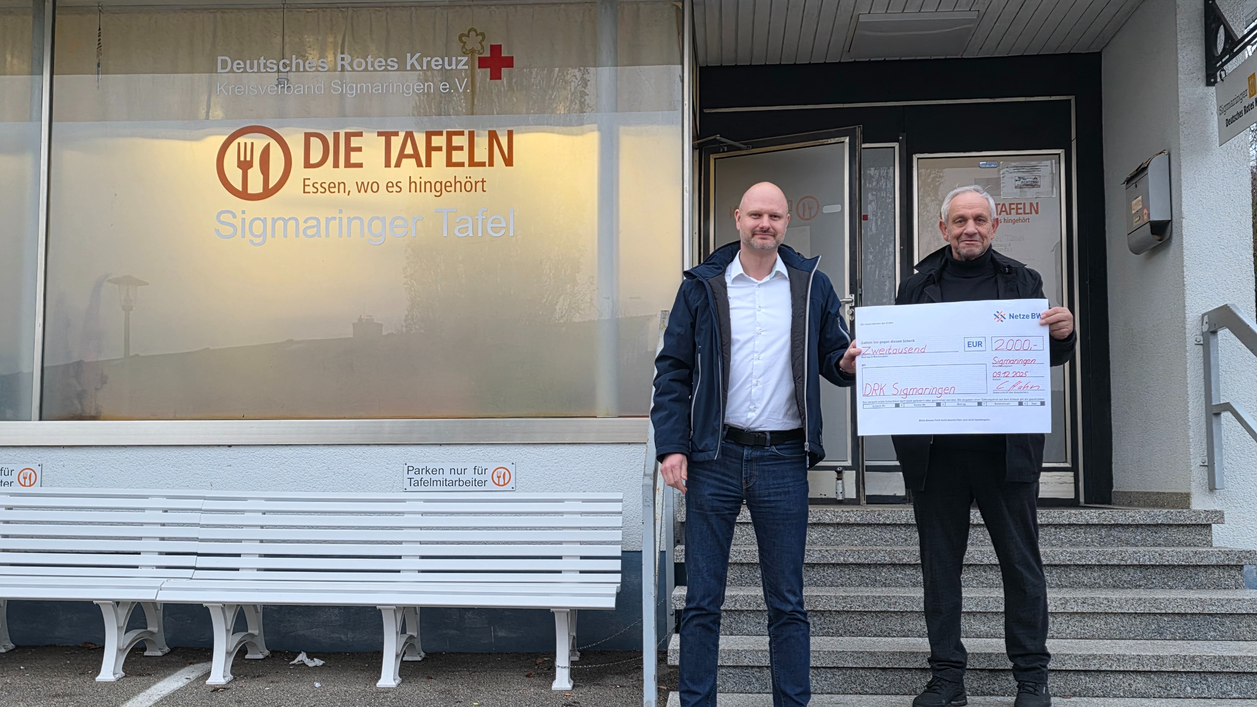 v.l.n.r. Christoph Hahn, Netze BW Kommunalberater und Uwe Müller, Leiter der Sigmaringer Tafel