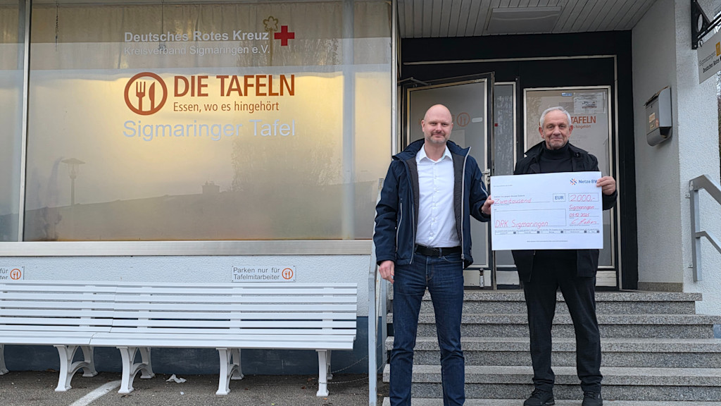 v.l.n.r. Christoph Hahn, Netze BW Kommunalberater und Uwe Müller, Leiter der Sigmaringer Tafel