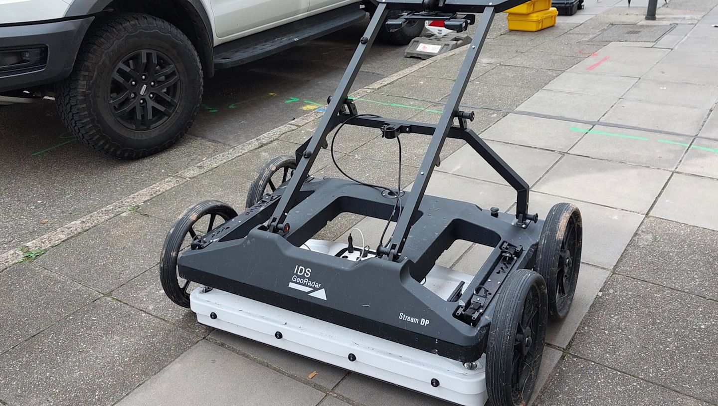 Georadar-Scanwagen, der unterirdische Leitungen genau orten kann, ohne diese freilegen zu müssen