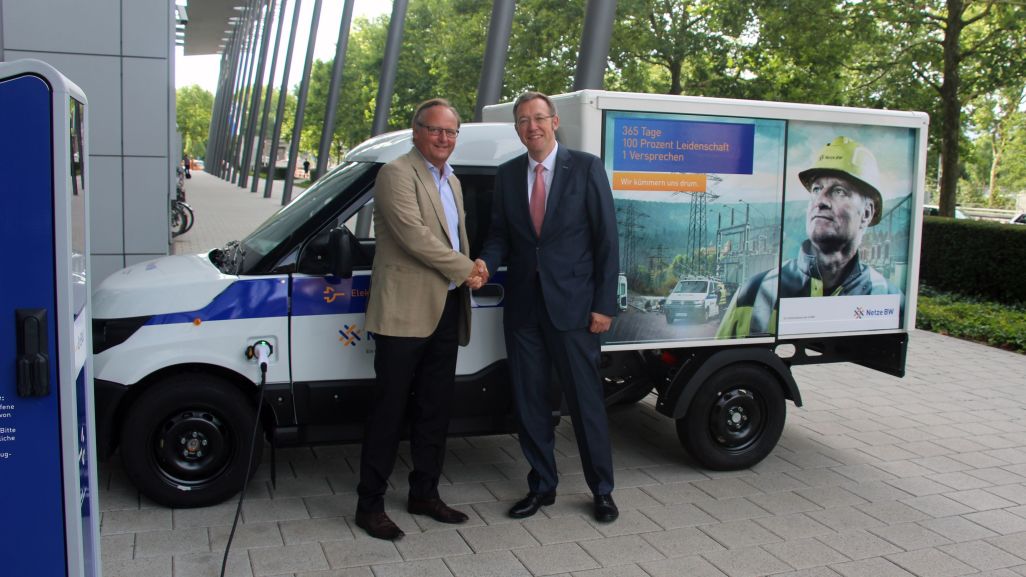 Frisch beklebt und jetzt weiß statt gelb: der erste Netze-BW-Streetscooter mit Vertriebsleiter Michael Hauser (links) und Netze-BW-Geschäftsführer Dr. Christoph Müller (rechts). 