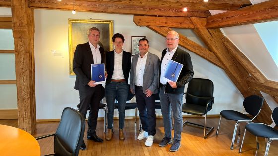Daniel Jundt Netze BW (links) und Bürgermeister Gerhard Hinz (rechts) mit den unterzeichneten Stromkonzessionsvertrag für Unlingen. In der Mitte: Christina Schanne (links) und Markus Mayer (rechts) von der Netze BW. (Foto: Gemeinde Unlingen)