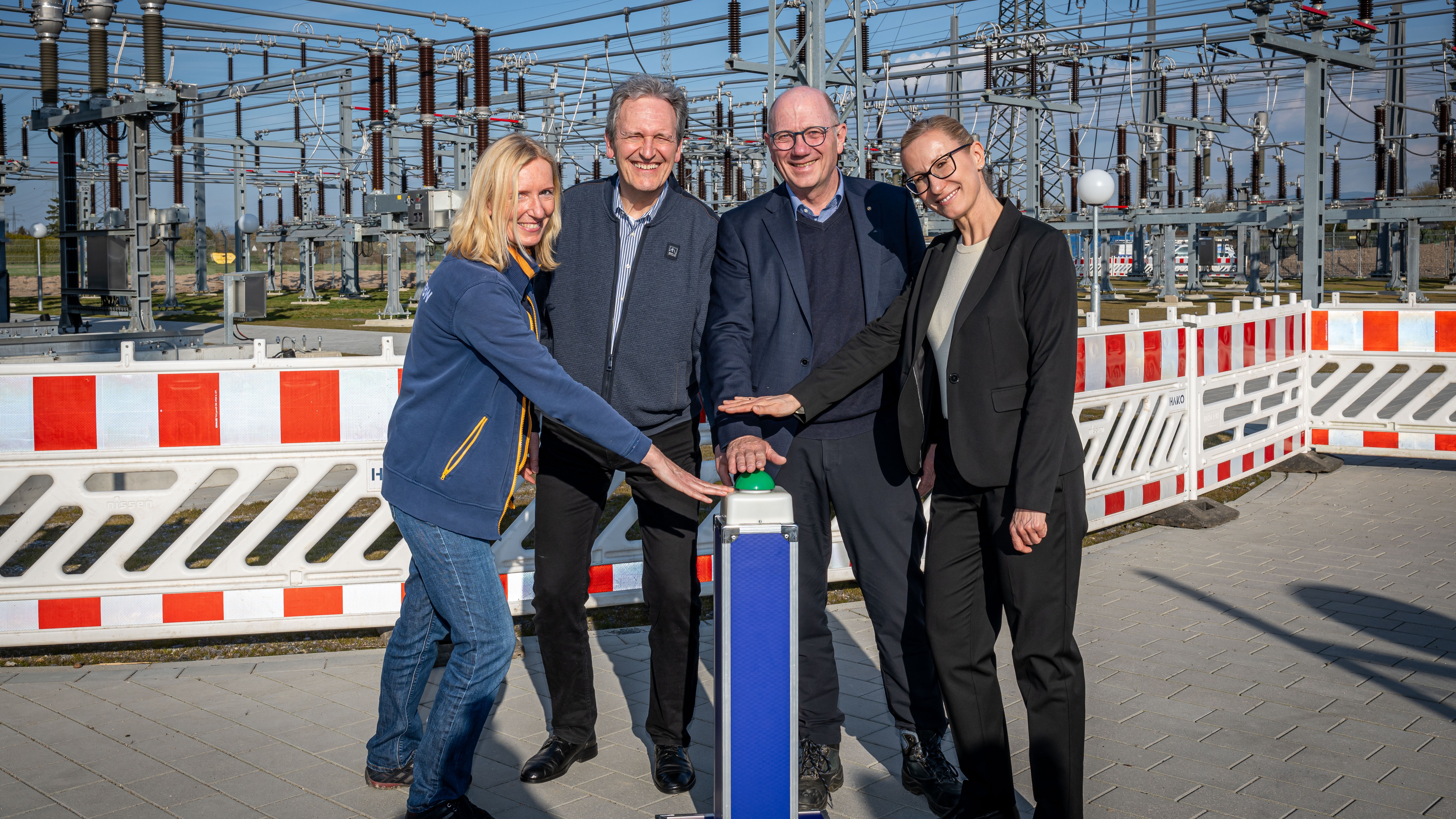 Netze BW-Projektleiterin Stefanie Hellbach, Bürgermeister Dr. Ralf Göck, Netze BW-Geschäftsführer Dr. Martin Konermann mit Tina Argento, Leiterin Regionalzentrum Baden, bei der feierlichen Eröffnung des UW Brühl