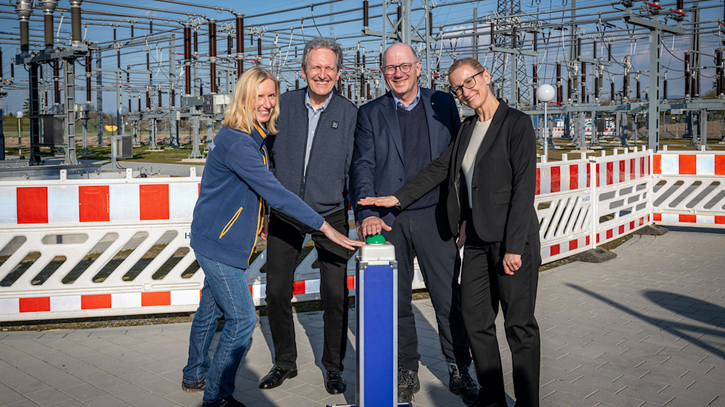 Netze BW-Projektleiterin Stefanie Hellbach, Bürgermeister Dr. Ralf Göck, Netze BW-Geschäftsführer Dr. Martin Konermann mit Tina Argento, Leiterin Regionalzentrum Baden, bei der feierlichen Eröffnung des UW Brühl