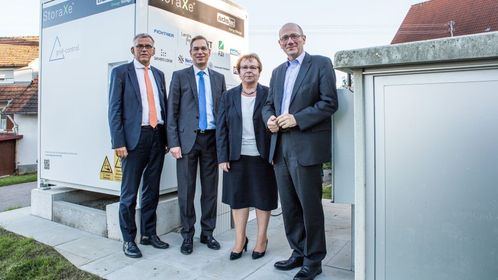 Auf dem Foto sind zu sehen v.l. : Ministerialdirektor Helmfried Meinel, Landrat Hanno Hurth, Bürgermeisterin Hannelore Reinbold-Mench und Netze-BW Geschäftsführer Dr. Martin Konermann. 
