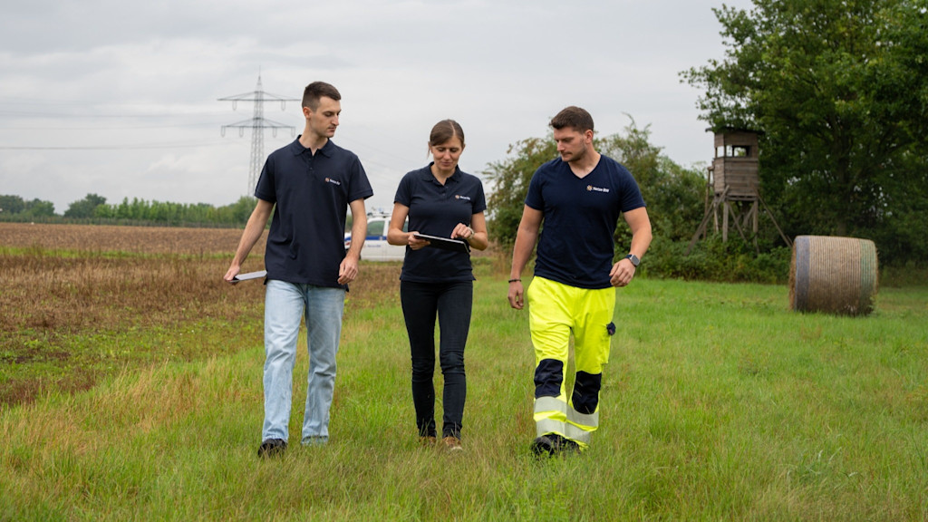Auf dem Bild sind zu sehen (von links), Benjamin Hocanin, Werkstudent NETZinspect, Dr. Sophie Crommelinck, Product Owner bei Netze BW, Andreas Kummelt, Monteur Netze BW bei der Analyse von LiDAR-Daten