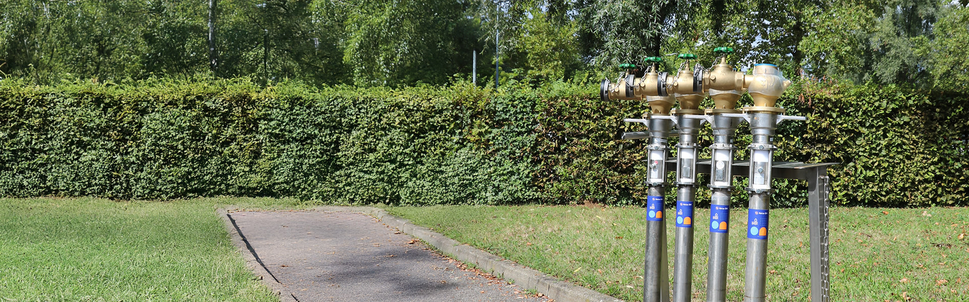 Vier Standrohre auf Gestell im Freien.