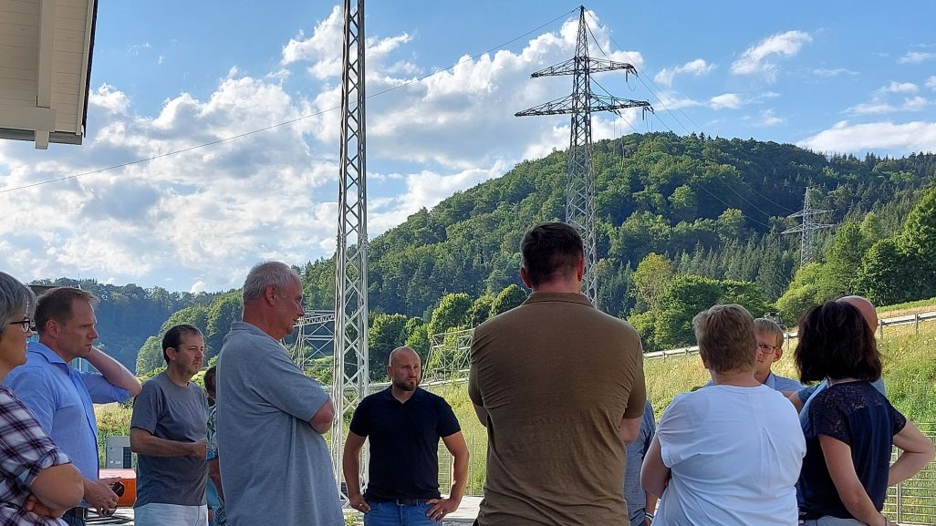 Besuch auf der Baustelle des neuen Umspannwerks in Burladingen - interessiert hörten die Vertreter der Stadt Burladingen den Ausführungen der Netze BW-Mitarbeiter zu.