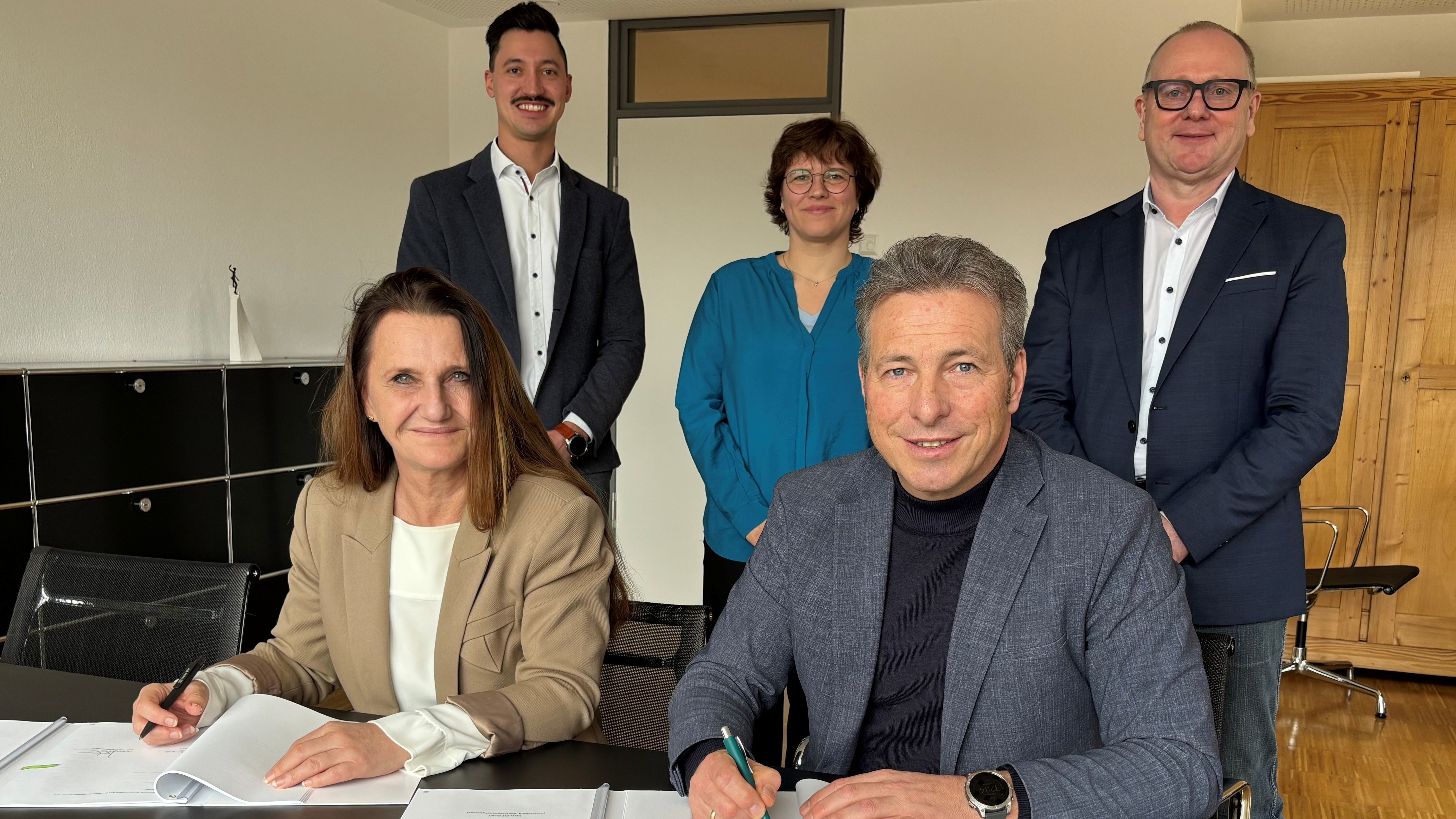 Der Stromkonzessionsvertrag für Beimerstetten wird unterzeichnet.