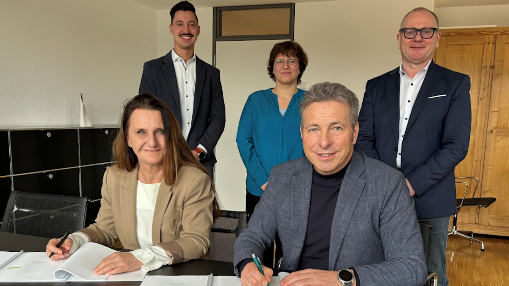 Der Stromkonzessionsvertrag für Beimerstetten wird unterzeichnet.