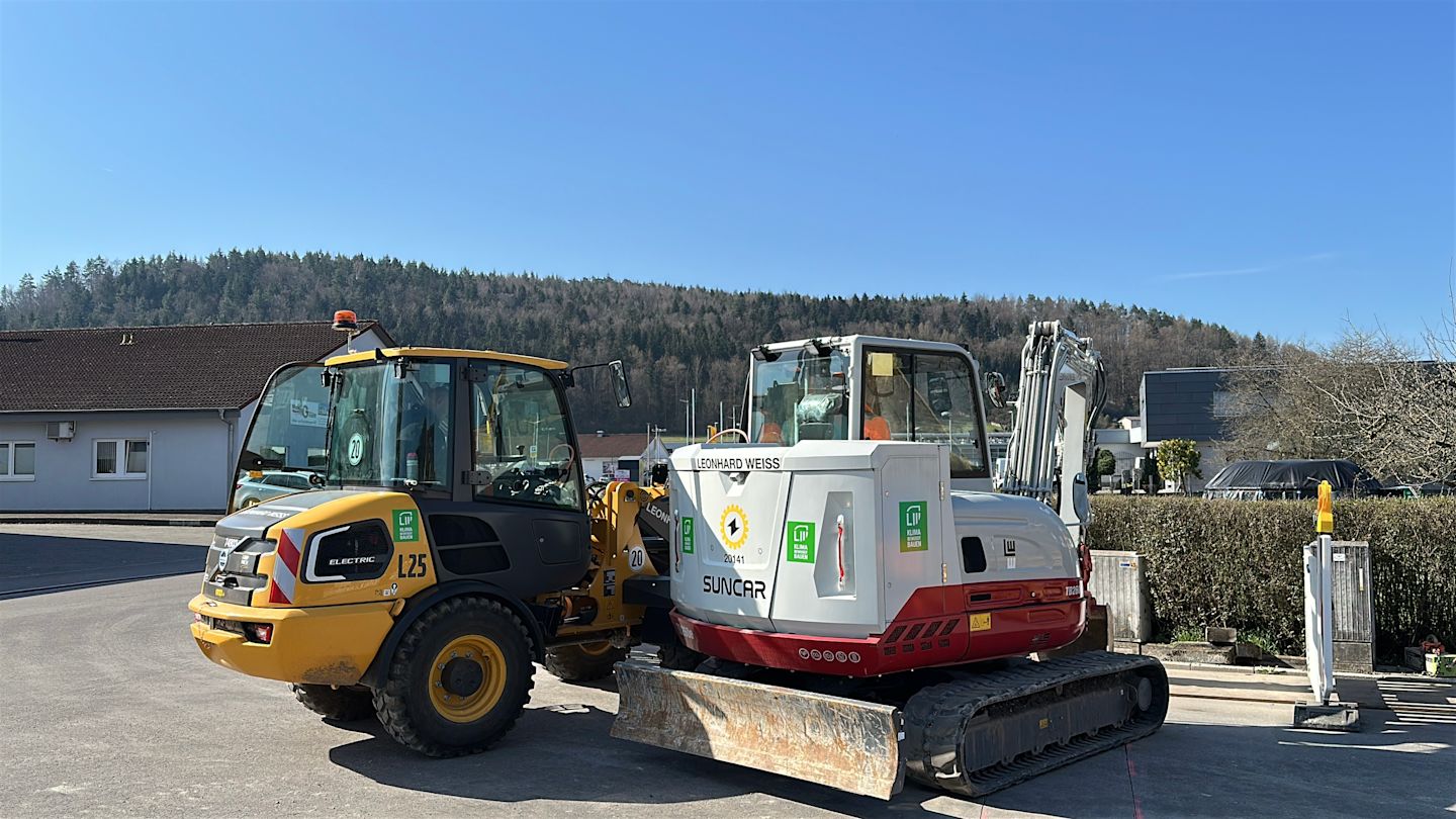 Elektrischer Bagger und Frontlader auf der Baustelle Rangendingen