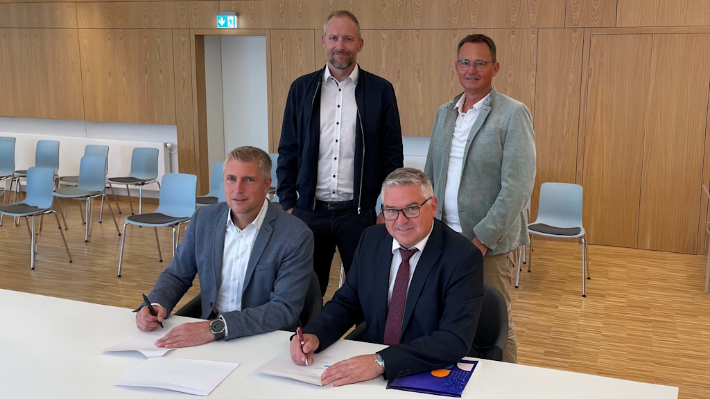 Im Vordergrund: Bürgermeister Gerhard Reichegger (rechts) und Daniel Jundt, Netze BW, unterzeichnen den neuen Stromkonzessionsvertrag für Wehingen. Dahinter Thomas Schlegel (links) und Stephan Einsiedler von der Netze BW.