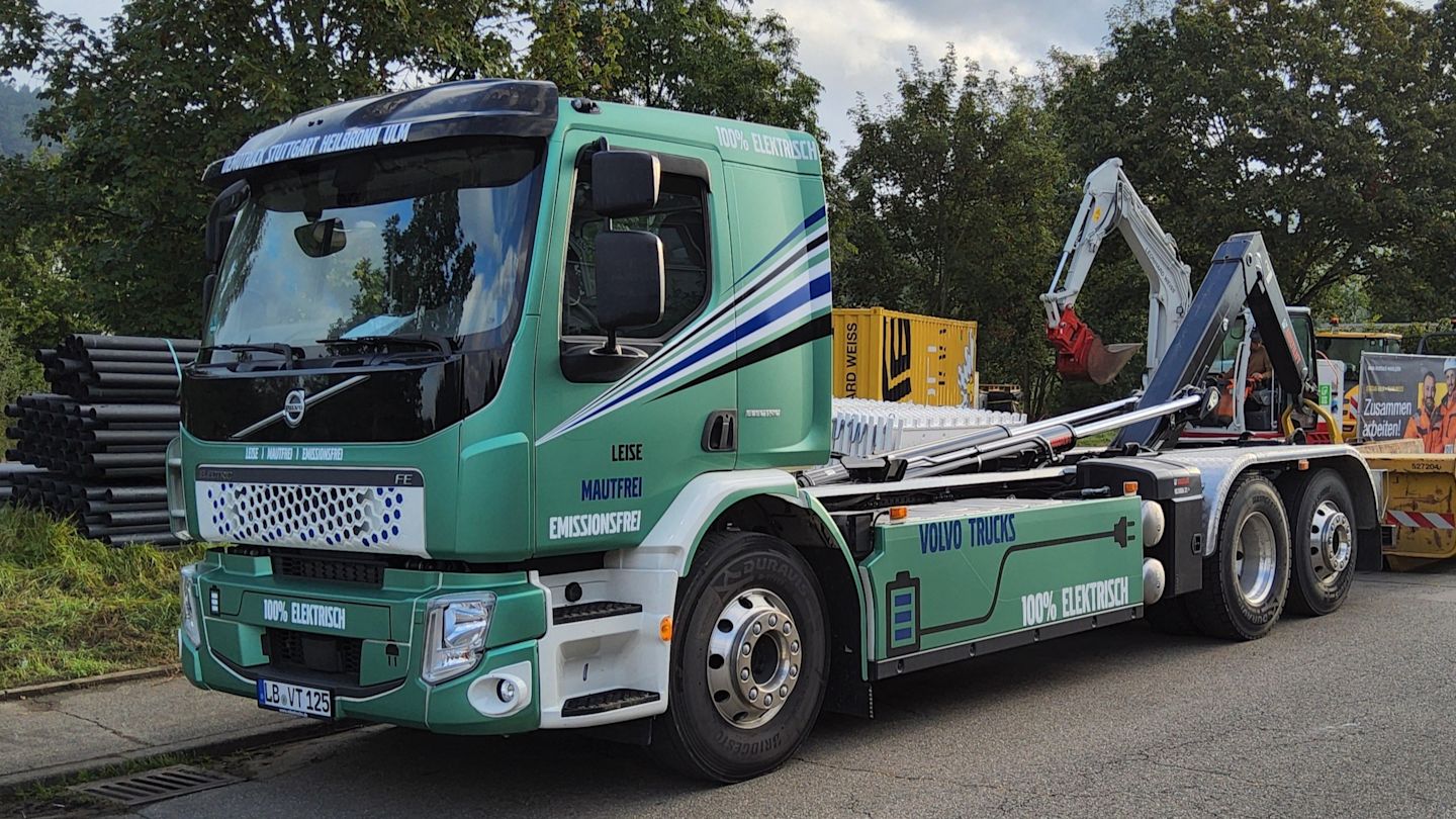 Batterieelektrischer Baustellen-LKW mit Abrollkipper