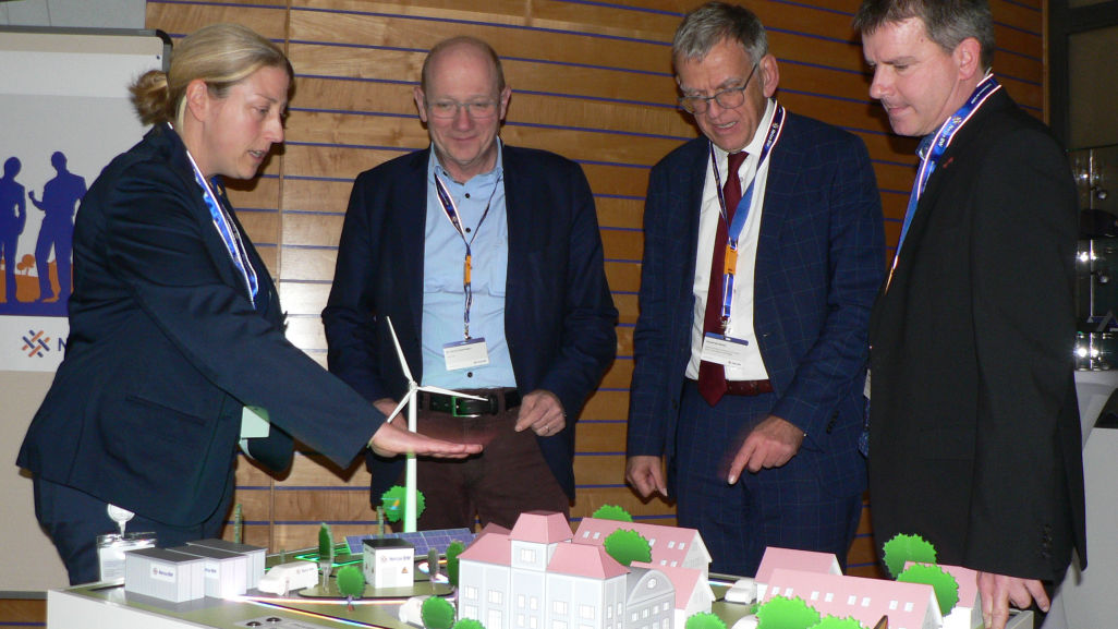 (V.l.n.r.) Projektleiterin Heike Grüner erklärt Netze BW-Geschäftsführer Martin Konermann, Ministerialdirektor Helmfried Meinel und OB Thilo Michler an einem 3D-Modell die „Wasserstoff-Insel“.