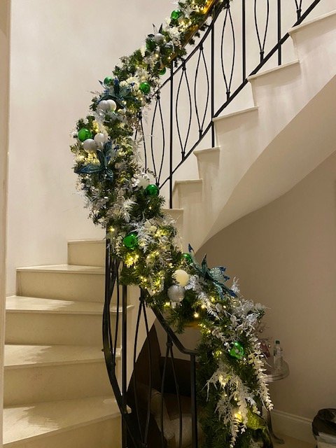 emerald-green-and-silver-staircase-xmas-garland