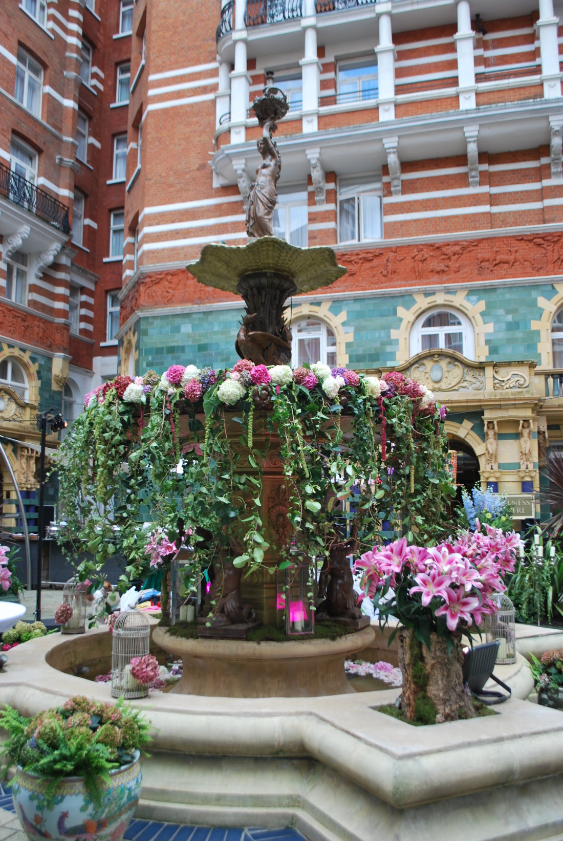 taj-hotel-fountain-flowers