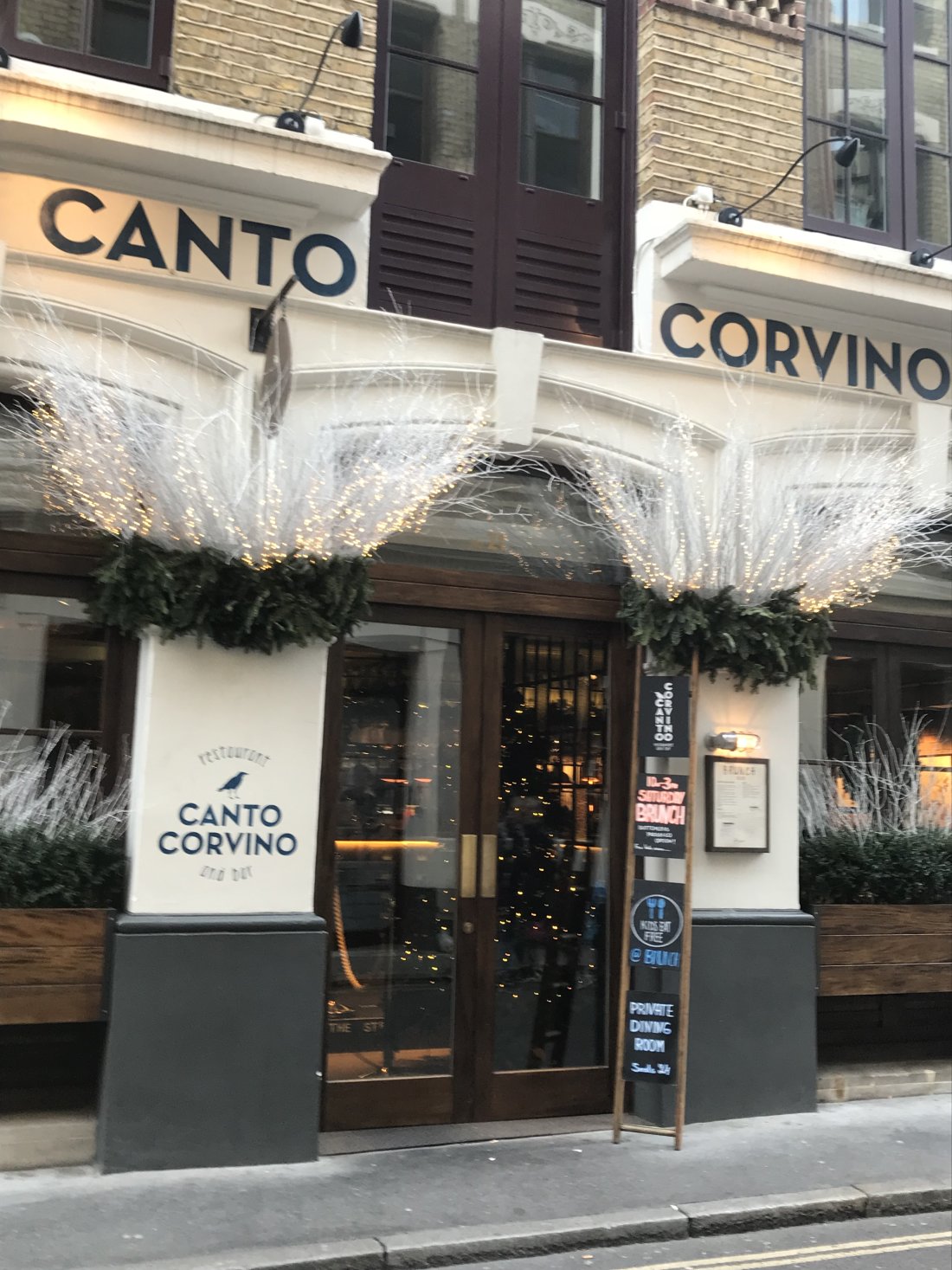 canto-restaurant-xmas-pillar-dressing