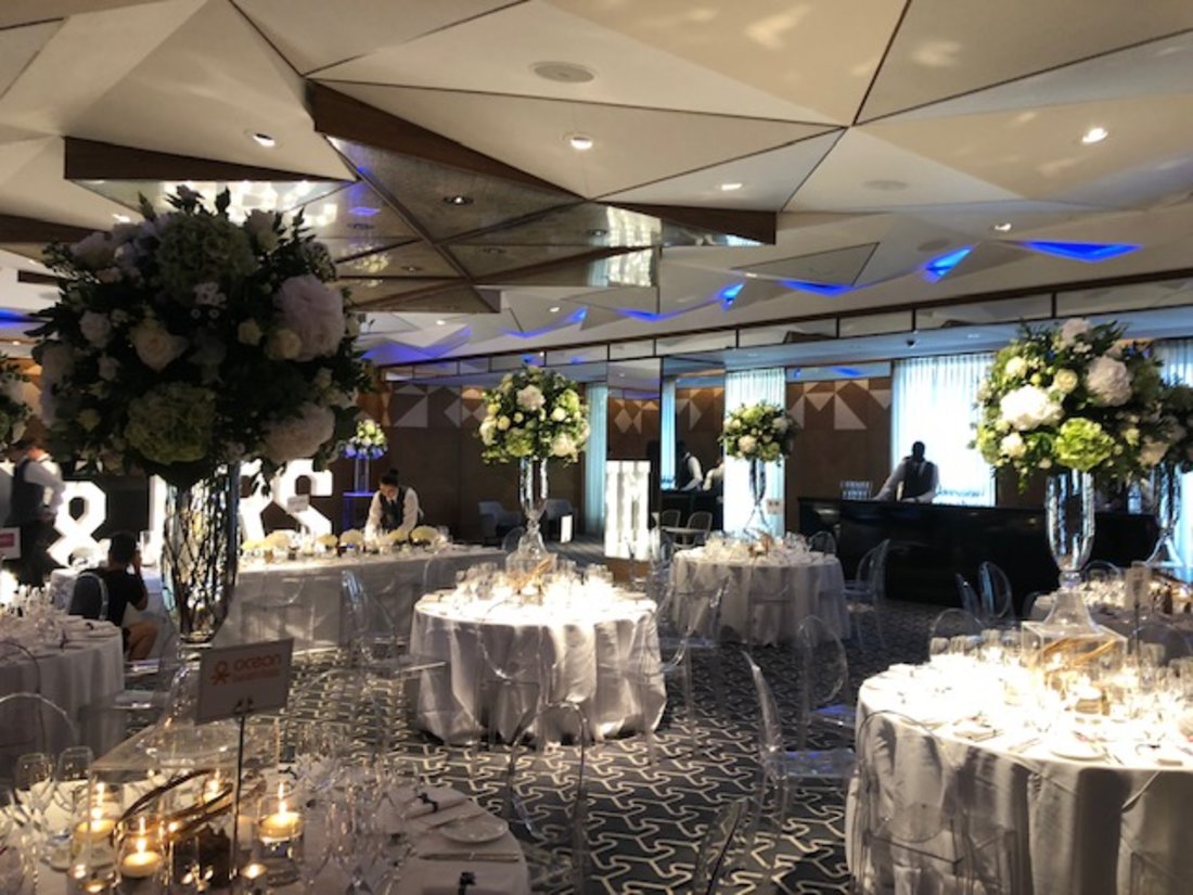 berkely-hotel-wedding-flowers-style-tables-white-green