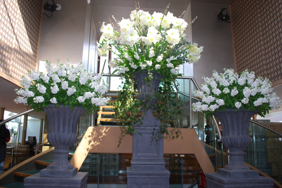 grand-set-up-boat-white-flowers